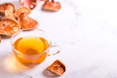 Matum tay çayı. Bael meyve çayı ve kurutulmuş bael meyve dilimleri