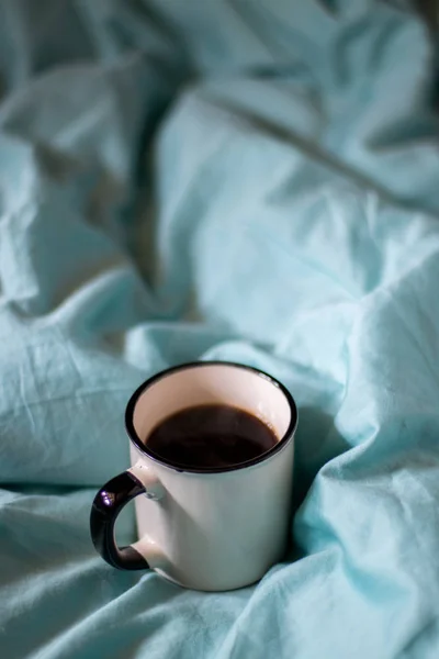 Koffie kopje op een bed. Sfeervolle hygge stijl. Goedemorgen nog — Stockfoto