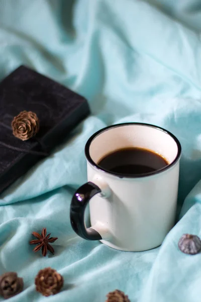 Koffie kopje op een bed. Sfeervolle hygge stijl. Goedemorgen nog — Stockfoto