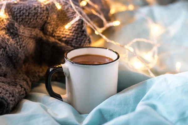 Tasse à café et guirlande sur un lit. Style hygge suédoise atmosphérique — Photo