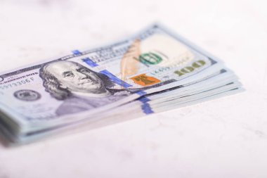 Yakın çekim Amerikan doları banknotlar. Yüz dolarlık yığın 