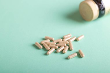 Haplar, tabletler ve şişe turkuaz arka plan üzerinde. Kopya alanı fo