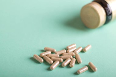 Haplar, tabletler ve şişe turkuaz arka plan üzerinde. Kopya alanı fo