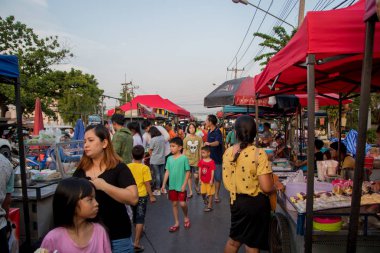 Bangkok, Tayland - Nisan 2019 Sokak Yiyecekleri ile Gece Pazarı