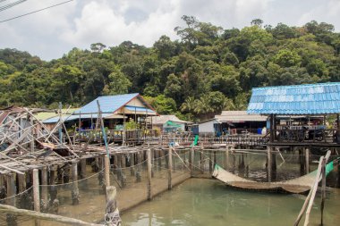 Koh Kood, Tayland - Nisan 2019: balıkçı köyü Ban Ao Yai, Ko