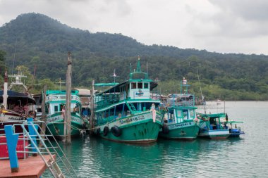 Koh Kood, Tayland - Nisan 2019: balıkçı köyü Ban Ao Yai, Ko