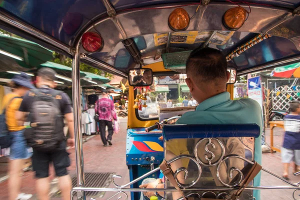 Bangkok, Thajsko - duben, 2019: Tuk-Tuk se pohybuje na Khaosan ro — Stock fotografie