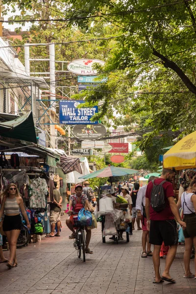 Bangkok, Thajsko - duben, 2019: malý chodec Rambuttri str — Stock fotografie