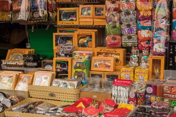 Bangkok, Tailandia - abril, 2019: Contador de recuerdos en Rambuttri S —  Fotos de Stock