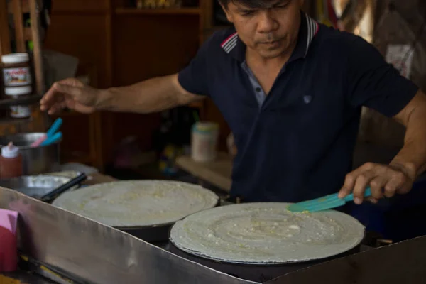 Pattaya, Thailand - April 2019: Memasak pancake pisang, jalanan Stok Lukisan  
