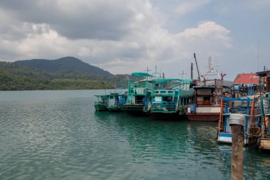 Koh Kood, Tayland - Nisan 2019: balıkçı köyü Ban Ao Yai, Ko