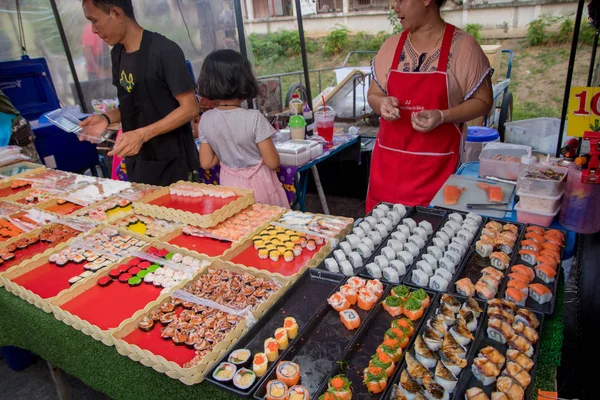 Bangkok, Thailand - April 2019: Pasar malam dengan makanan jalanan i Stok Foto