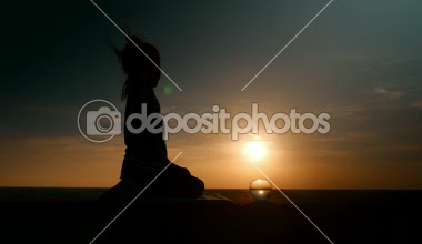 Sahilde günbatımı siluet küçük kız alır küçük fishbowl ve küçük balık bakar. Kavram çevre koruma