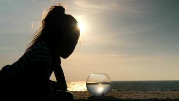 Sommersaison Ruhe Strand Liegend Kleines Mädchen Sucht Aquarium Mit Einem — Stockvideo