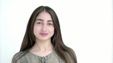 Kamera ve gülümsüyor mutlu seyir çekici genç İspanyol kız. saç stili düzeltir