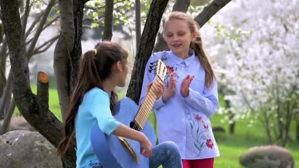 Unga Tjejer Spela Jeans Gitarr Och Sjunga Våren Park — Stockvideo