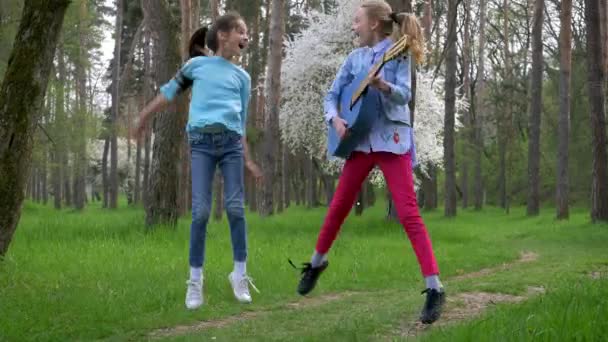 Due Amiche Divertono Parco Saltando Con Una Chitarra Tra Mani — Video Stock