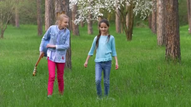 Jolie Petite Amie Ado Marche Dans Parc Deux Amies Adolescentes — Video