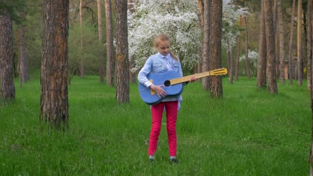 Menina Atraente Spring Park Loira Toca Guitarra Música — Vídeo de Stock