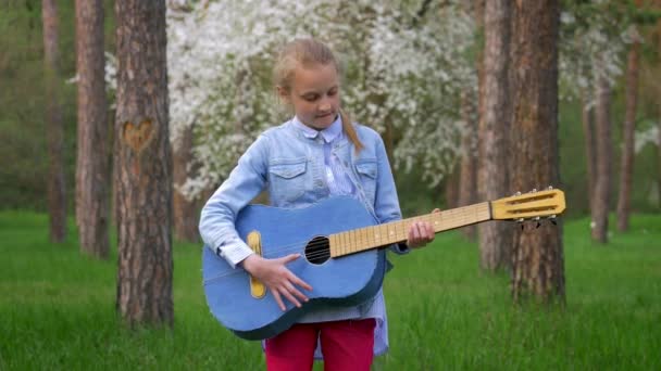 Caucasiano Menina Fêmea Tocando Guitarra Parque — Vídeo de Stock