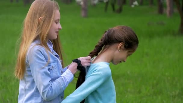 Közelről Nylonszálból Copf Fiatal Gyönyörű Kis Barátnője Frizurák Szabadban — Stock videók