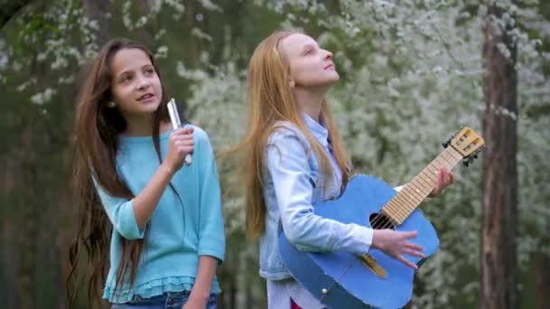 Niños Pequeños Novias Hipster Cantar Canciones Bailar Juntos Tocando Guitarra — Vídeo de stock