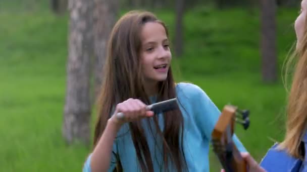 Bambine Fidanzate Divertono Cantare Canzoni Ballare Insieme Suonare Chitarra Microfono — Video Stock