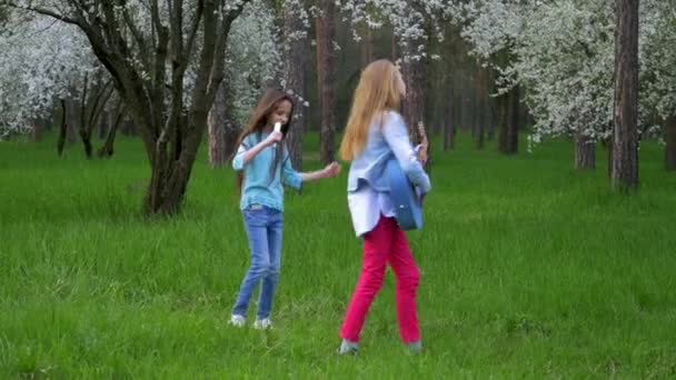 Concerto Improvisado Parque Florestal Pequenas Namoradas Felizes Dançando Cantam Músicas — Vídeo de Stock