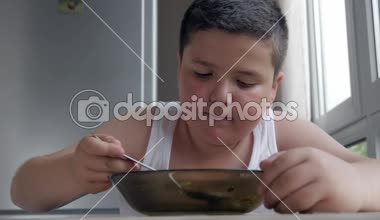 çorba, kavram Çocukluk Obezite ve oburluk ve bir çorba kaşığı yemek mutfakta yemek şirin küçük şişko