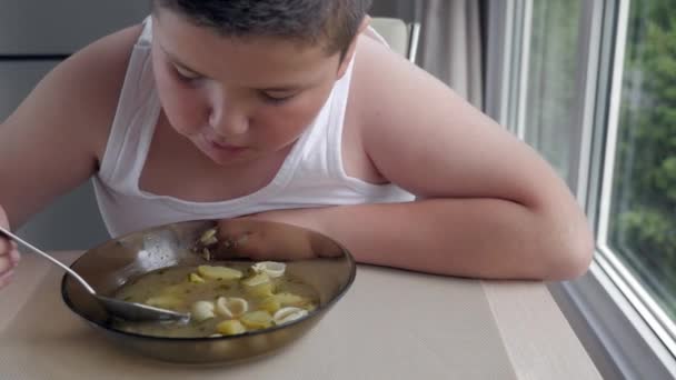 Primer Plano Gordo Hambriento Niño Con Apetito Come Sopa Cocina — Vídeo de stock