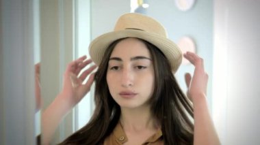 şapkalı, çekici genç beyaz kız kendini aynaya bakıyorum standı güzellik