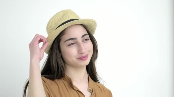 Nahaufnahme Der Schönen Kaukasischen Mädchen Mit Hut Auf Weißem Hintergrund — Stockvideo