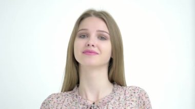 güzel genç sarışın kız kamera ve sevimli gülümseyen bakarak