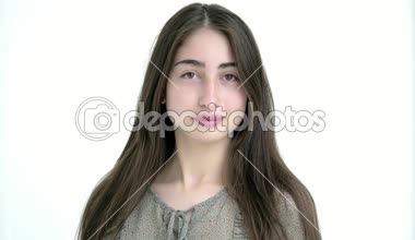 beyaz bir arka plan üzerinde uzun saçlı Genç güzel beyaz kız portresi