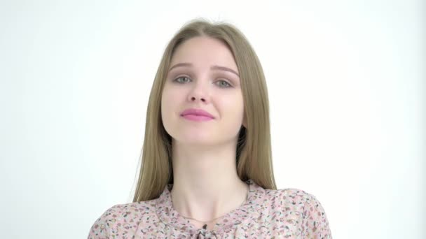 Piękna Młoda Blondynka Patrząc Kamery Uśmiechający Się Ładny — Wideo stockowe