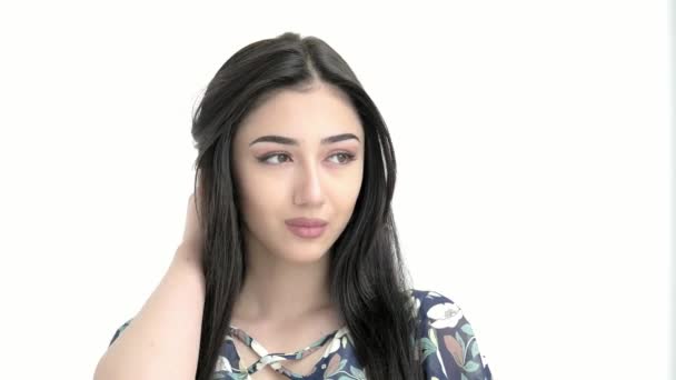 正しい Camera Brunette を彼女の髪を見て肖像画の若い美しい中東モデルの少女 コンセプトのファッションと美容 — ストック動画