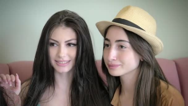 Три Симпатичные Девушки Улыбаются Делают Селфи Close — стоковое видео
