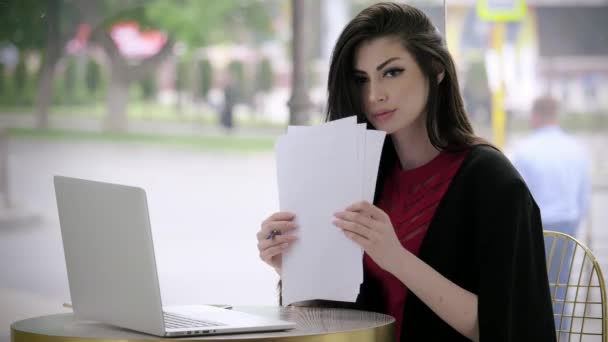 Bella Ragazza Abito Lavoro Cerca Lavoro Compilare Modulo Riprendere Guardare — Video Stock