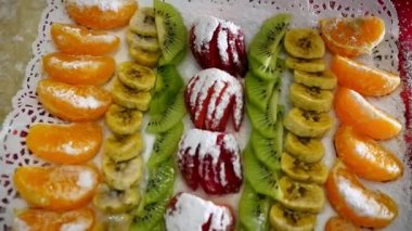 kavram sağlıklı diyet meyve çeşitlilik şenlikli tatlı tablo, çilek kivi muz Mandarin pudra şekeri. güzel yemek tasarım
