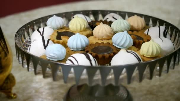 危険な食事の概念 甘いチョコレート食品デザイン スライド運動で美しいボウル カラフルなおいしいメレンゲ クッキーの盛り合わせ — ストック動画