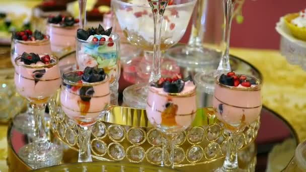 Ferienmöbeltisch Bunte Frucht Dessertcreme Und Souffleuse Glas Hochzeit Festliches Abendessen — Stockvideo