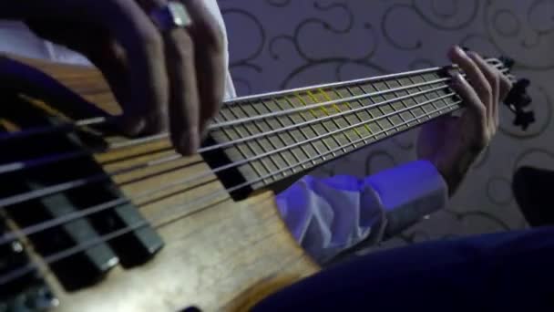 Conceito Show Entretenimento Close Body Part Man Hand Playing Bass — Vídeo de Stock