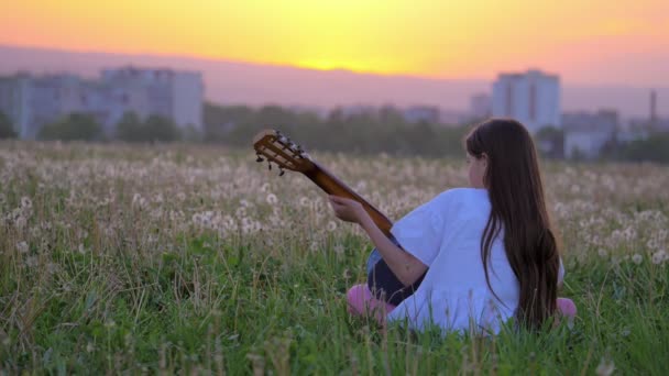 Młode Małe Dziewczyna Muzyk Pop Ćwiczyć Swoje Umiejętności Gitarze Poza — Wideo stockowe