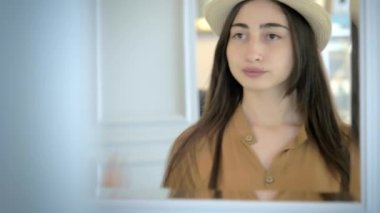 şapkalı, güzel genç kız kendini aynaya bakıyorum. kavramı yaşam tarzı moda ve güzellik