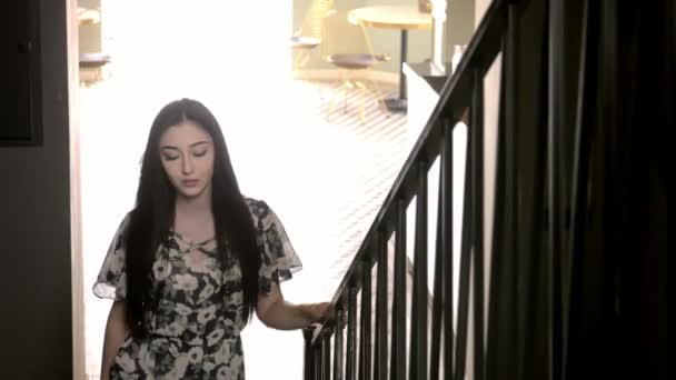 階段を優雅な長い黒髪と美しい若いヒスパニックの女の子 コンセプト ライフ スタイル ファッションと美容 — ストック動画