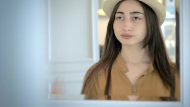 Hermosa Joven Con Sombrero Mirándose Espejo Concepto Estilo Vida Moda — Vídeo de stock