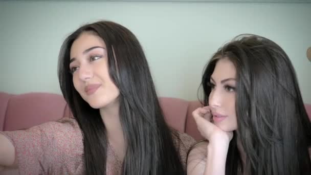 Grup Kaygısız Kızlar Yapmak Komik Suratlar Gülümseme Selfies Için Nternet — Stok video