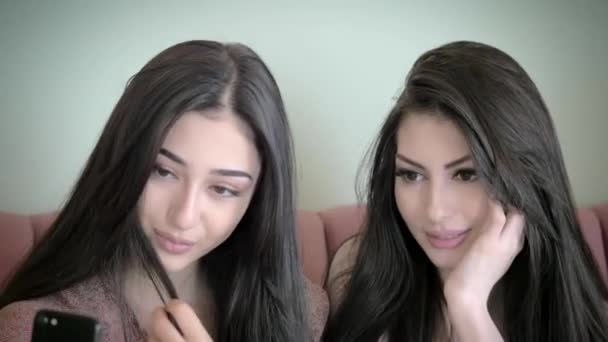 Deux Sans Soucis Filles Sourire Pour Selfies — Video