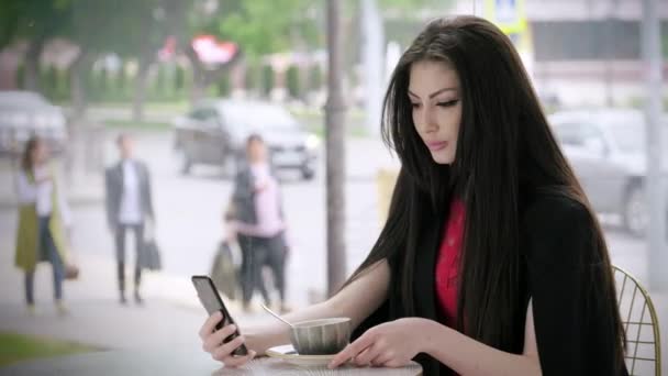 Mujer Negocios Mirando Teléfono Sentado Terraza Con Una Taza Fondo — Vídeo de stock