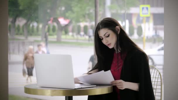 Söt Ung Dam Arbetar Vid Bord Kafé Trendiga Kostym Vackra — Stockvideo